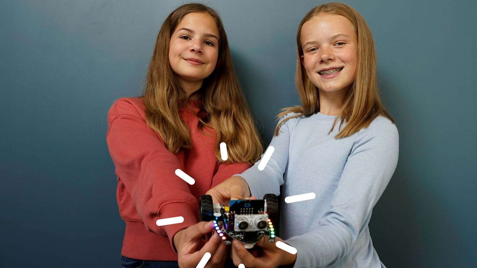 To jenter viser microbit